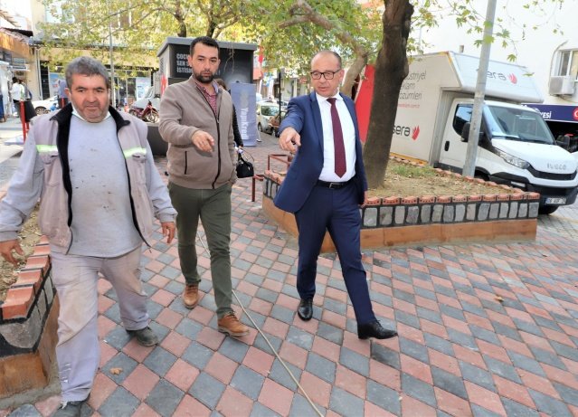 Başkan Akın’dan kahvehanelere ziyaret
Başkan Akın, gerçekleştirdiği ziyaretler ile vatandaşlarla bir araya geldi. Camiönü ve Konakönü kahvehaneleri ile İstasyonaltı Mahallesindeki kahvehaneleri ziyaret eden Başkan Akın, vatandaşların sohbetlerine ortak oldu.
Başkan Çetin Akın’a incelemeleri ve ziyaretleri sırasında Fen İşleri Müdürü İbrahim Tunçkol, Park ve Bahçeler Müdürü Önder Pala, Çepnidere Mahalle Muhtarı İnan Girgin, Irlamaz Mahalle Muhtarı Hasan Kılınç, Albayrak Mahalle Muhtarı Yalçın Sertel, Yiğitler Mahalle Muhtarı Veysel Çakır, İstasyonaltı Mahalle Muhtarı Orhan Kaya eşlik etti.