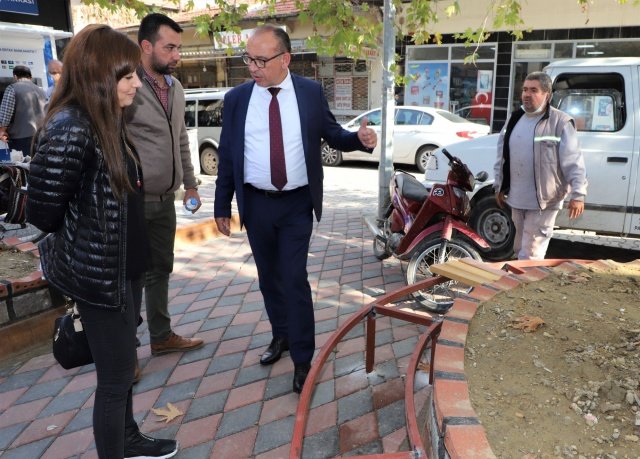 Turgutlu Belediye Başkanı Çetin Akın, gün boyu sahada incelemelerde bulundu. Başkan Çetin Akın, “Turgutlu’muza değer katacak, hemşehrilerimizin sorunlarına derman olacak çalışmalarımızı en hızlı şekilde hayata geçiriyoruz. Hizmet odaklı belediyecilik anlayışımız ile her zaman olduğu gibi bundan sonra da halkımızın içinde, onlarla beraber olmaya devam edecek, yaşanan sorunlara etkili ve kalıcı çözümler üretmeyi sürdüreceğiz” dedi.