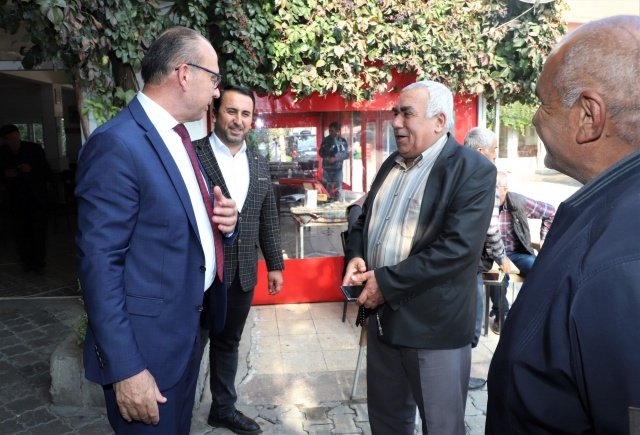 Turgutlu’da ekiplerin sürdürdüğü çalışmaları sık sık yerinde inceleyen ve her zaman halkla iç içe olan Turgutlu Belediye Başkanı Çetin Akın, gün boyunca incelemelerini gerçekleştirdi. İlk olarak Selvilitepe Mahallesi Hizmet Noktası ile Şehitler Parkı’ndaki düzenleme çalışmalarının son durumunu incelemekle başlayan Başkan Çetin Akın, ardından Irlamaz ve Çepnidere Mahallelerini ziyaret etti. Her iki mahallede de vatandaşlarla bir araya gelen Başkan Çetin Akın, vatandaşların yaşadıkları sorunları dinledi çözüm önerileri üzerinde istişarelerde bulundu ve yapılacak çalışmalar hakkında bilgiler aktardı. Başkan Akın ayrıca Cuma Pazarı Projesi alanında yürütülen hazırlık çalışmalarını yerinde inceledi. Başkan Akın’ın son durağı ise Turgutlu Belediyesi Otoparkı’nın karşısında yapımı tamamlanan yeni bankamatik alanı oldu. Başkan Akın burada yürütülen çevre düzenlemesi çalışmalarını takip etti.