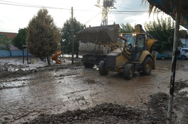 Mahallelerimizi ziyaret ederek hem vatandaşlarımıza geçmiş olsun dileklerimizi ilettik hem de ekiplerimizin çalışmaları ve son durum hakkında bilgi aldık. Vatandaşlarımızın daha büyük bir sorun yaşamaması için ekiplerimiz çalışmalarına aralıksız devam edecek. Yağışlardan ve doludan etkilenen tüm vatandaşlarımıza geçmiş olsun dileklerimi iletiyorum” dedi.