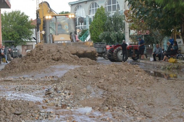 Çampınar ve Musacalı Mahallelerindeki çalışmalar hakkında açıklama yapan Başkan Çetin Akın, “İlçemizi etkisi altına alan sağanak ve dolu yağışı sonrası Musacalı ve Çampınar Mahallelerimizde yaşanan sel nedeniyle Fen İşleri Müdürlüğü ekiplerimiz tarafından çalışma başlatıldı.