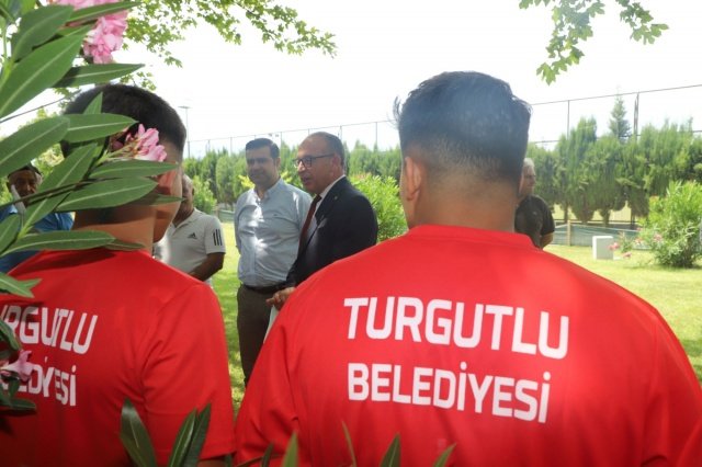 Turgutlu Belediye Başkanı Çetin Akın, Başkan Yardımcısı Fırat Honaz ile birlikte Tarihi Kırkpınar Güreşlerine katılacak olan Turgutlu Belediyespor Güreş Takımı’nı Edirne’ye uğurladı.
