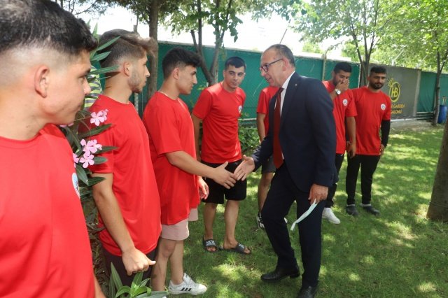 Turgutlu Belediyespor Güreş Takımı’nın yıl boyunca Tarihi Kırkpınar Yağlı Güreşlerine hazırlandığını belirten Başkan Çetin Akın, “Sporun her alanında olduğu gibi ata sporumuz olan güreşe de büyük önem veriyor ve güreşe gönül vermiş sporcularımızı destekliyoruz.  Her yıl olduğu gibi bu yıl da Tarihi Kırkpınar Yağlı Güreşlerine katılacak olan güreşçilerimizin müsabakalarda Turgutlu'muzu en güzel şekilde temsil edip, başarılarla döneceklerine inanıyoruz. Sırtınız yere değmesin çocuklar!” dedi.