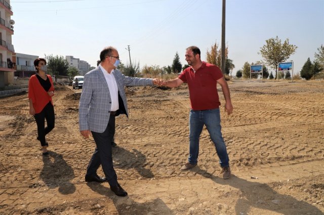 Turgutlu Belediye Başkanı Çetin Akın ise Başkan Yardımcısı Evren Erbaş Ser ile birlikte Setüstü Sokağa giderek yapılan çalışmaları yerince inceledi. Başkan Çetin Akın ekiplere işlerinde kolaylıklar da diledi.