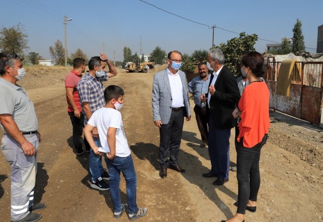 Turgutlu Belediyesi Fen İşleri Müdürlüğü ekipleri tarafından Mustafa Kemal Mahallesi Setüstü Sokak’ta bordür döşeme çalışmaları gerçekleştiriliyor. Turgutlu Belediye Başkanı Çetin Akın ise Setüstü Sokak’ta süren çalışmaları yerinde inceledi.