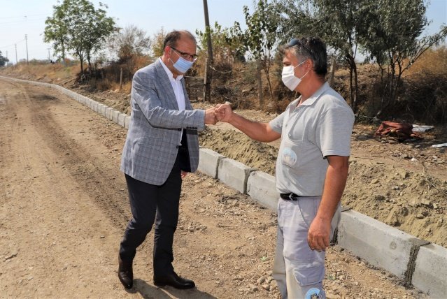 Setüstü Sokakta yapılan çalışmaları en kısa sürede tamamlayarak mahalle ve sokak sakinlerimizin kullanımına hazır hale getireceğiz. Ekiplerimizde işlerinde kolaylıklar dilerim. Çalışmalarımızın başta mahalle sakinlerimiz olmak üzere Turgutlumuza hayırlı olmasını temenni ederim” dedi.