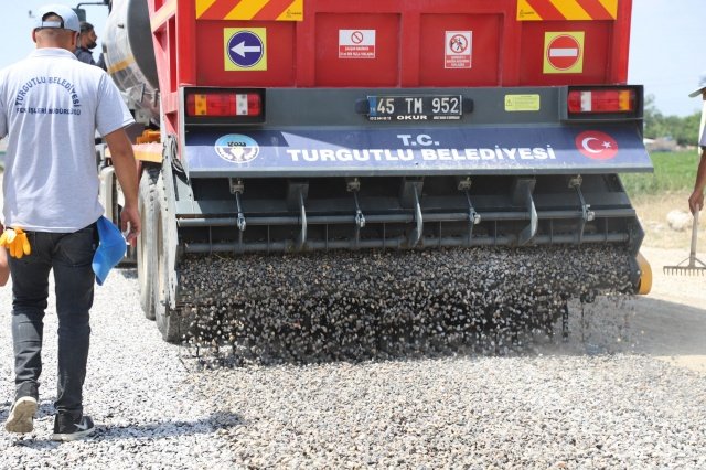 Turgutlu Belediyesi ova yollarındaki asfaltlama çalışmalarına devam ediyor. Yarıntı Mevkisinde asfalt serim çalışmaları tamamlandı.