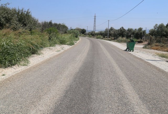 Yol sorununun fazlasıyla yaşandığı Yarıntı Mevkisinde çalışmalarımızı tamamladık
Turgutlu Belediye Başkanı Çetin Akın, “Ova yollarımızda ve merkez mahallelerimizde asfaltlama çalışmalarımızı bir bir gerçekleştiriyoruz. Çiftçilerimizin ve vatandaşlarımızın yol sorununu fazlasıyla yaşadıkları ve çözüm bekledikleri Yarıntı Mevkisinde asfaltlama çalışmalarımızı hızlı bir şekilde tamamladık. Ova yollarımızda ilk yıl için belirlediğimiz 60 km’lik hedefimize her geçen gün biraz daha yaklaşmanın mutluluğunu yaşıyoruz. Asfaltlanmamış ova yolu bırakmayarak çiftçilerimiz başta olmak üzere hemşehrilerimizin yaşadıkları yol sorununu sona erdireceğiz. Çalışmalarımız Turgutlu’muza hayırlı olsun” dedi.