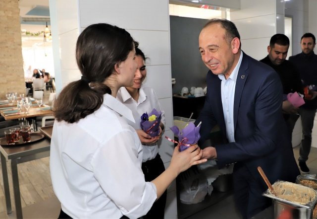 Ülkemizin gelişimi ve  çağdaş uygarlık seviyesine ulaşması yolunda Türk Kadınının çabaları ve katkılarının yadsınamayacağını dile getiren Başkan Çetin Akın, kadınların büyük emek ve zorlukla kazandıkları hakların her zaman savunucusu olduklarını da ifade etti.