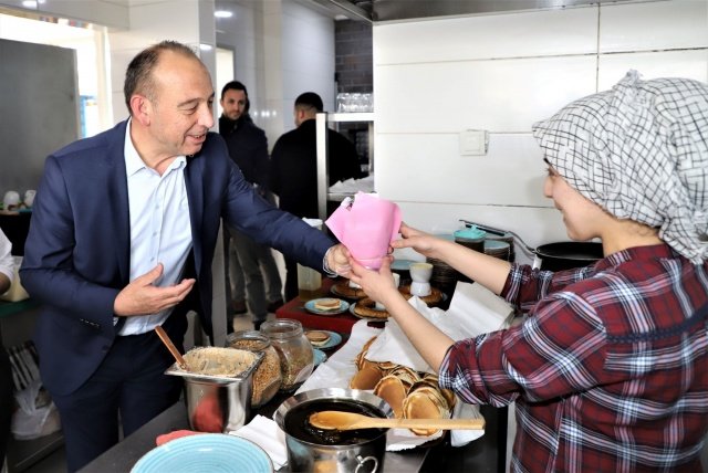 Başkan Çetin Akın’ın 5 Aralık Dünya Kadın Hakları Günü mesajı şu şekilde:
“Cumhuriyetimizin kurucusu, Büyük Önderimiz Gazi Mustafa Kemal Atatürk’ün önderliğinde Türk Kadınına tanınan seçme ve seçilme hakkıyla kadınlarımız toplumumuzda hak ettikleri konuma yükselme imkanı elde etmiştir. Dünyanın birçok ülkesinden önce seçme ve seçilme hakkını elde eden Türk Kadını, büyük  emekle haklarını korumak ve eşit şartlar altında yaşamak için önemli bir  mücadele örneği göstermektedirler.