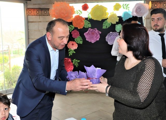 Kadınların toplumsal, ekonomik, sosyal, siyasal, kültürel, bilimsel olmak daha birçok alanda çalışma ve başarılarının artmasını temenni ederek, kadınların büyük emek ve zorluklarla kazandıkları haklarının her zaman savunucuları olduğumuzu belirtiyor ve tüm kadınlarımızın 5 Aralık Dünya Kadın Hakları Gününü kutluyorum.”