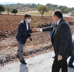 Öte yandan Dağdere Mahallesi girişine yapılan Tag’ı yerinde inceleyen Başkan Besim Dutlulu, mahalle girişine Kırsal Hizmetler Müdürlüğü tarafından yapılan mahalle giriş tabelasının yakın zamanda tamamlanacağını ifade etti.