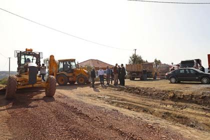 Sathi Kaplama Tesisi’nin kurulmasının ardından sathi kaplama çalışmalarını hızlandırdıklarını ifade eden Belediye Başkanı Besim Dutlulu, kısa sürede hem merkez hem de kırsal mahallelerde ciddi oranda sathi kaplama çalışmaları yaptıklarını kaydetti.
