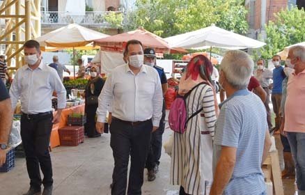 Denetim heyeti, Akhisar Belediyesi Zabıta Müdürlüğü tarafından her hafta sosyal mesafe kuralları içerisinde mesafeli tezgah açımı, maske, eldiven ve dezenfekte kullanımı gibi sahada yapılan çalışmaları da yerinde incelediler.