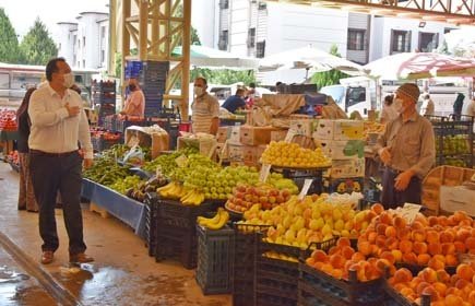 İçişleri Bakanlığı tarafından "Sağlık için hepimiz için" sloganıyla yayımlanan genelge kapsamında yapılan Koronavirüs (Covid-19) denetimleri kapsamında Akhisar’da haftada bir kez kurulan Cuma pazarında geniş kapsamlı denetim gerçekleştirildi.