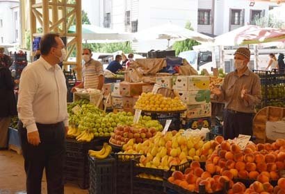 Denetimlerin aralıksız süreceğine işaret eden Başkan Besim Dutlulu, “Akhisar genelinde maske ve mesafe tedbirlerine uyulması için denetimlerimiz devam ediyor. İçişleri Bakanlığı’nın denetim genelgesi kapsamında Cuma Pazarı’nı ziyaret ederek vatandaşlarımıza ve esnaflarımıza maske, mesafe ve hijyen kurallarına uymaları noktasında uyarılarda bulunduk. Salgınla mücadele etmek için hep birlikte tedbirlere uymalıyız.  Denetimlerimizde esnafımızın ve vatandaşlarımızın maske ve mesafe tedbirlerine uyduğunu gözlemledik. Uymayan vatandaşlarımıza da kendilerinin ve sevdiklerinin sağlığı için sağlık tedbirlerine uymaları konusunda uyarılarda bulunduk. Zabıta ekiplerimiz zaten Pazar yeri girişinde halkımıza ücretsiz maske dağıtımı gerçekleştiriyor, dezenfekte uygulaması yapıyor. Tek dileğimiz bir an önce normal hayatlarımıza geri dönebilmek. Tüm mücadelemiz bunun için. Sadece bugün için değil, denetimlerimiz her zaman devam ediyor. Vatandaşlarımızdan sağlık tedbirlerine uymaları noktasında hassasiyet bekliyoruz” dedi.