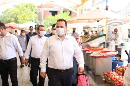 Salgının son dönemdeki seyrinin göz önünde tutulduğu denetimlere, Akhisar Belediye Başkanı Besim Dutlulu, Başkan Yardımcıları Ekrem Kayserili, Tuncay Engin ve zabıta ekipleri katıldı. Salgın sürecinde genel kurallara uyulmasının kendilerinin ve halk sağlığı için önemini vurgulayan heyet, cezalar hakkında bilgilendirmeler yaparak, kurallara uyan esnaflara teşekkür ettiler.