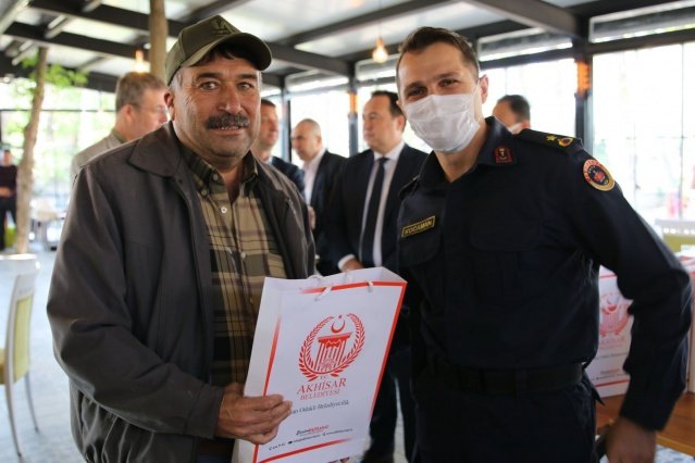 Göreve geldiği süreden buyana tüm muhtarlara uyumlu bir şekilde çalıştığını ifade eden Başkan Besim Dutlulu, “Her mahallemize dokunduk, hiçbir mahallemize bir gün olsun hizmette aksaklık yapmadık. Tüm mahallelerimize eşit hizmeti götürdük. Bugün burada bir araya gelerek birlikte hareket edebilme kabiliyetimizi de göstermiş olduk. Buradaki tüm muhtarlarımız, şehrimiz ve vatandaşlarımız için gönülden çalışıyor. Mahallelerimize değer katan, halkımıza hizmet götürme yolunda gece, gündüz demeden birlikte emek sarf ettiğimiz ve etmeye de devam edeceğimiz değerli muhtarlarımızın 19 Ekim Muhtarlar Günü'nü bir kez daha kutluyorum” diye konuştu.