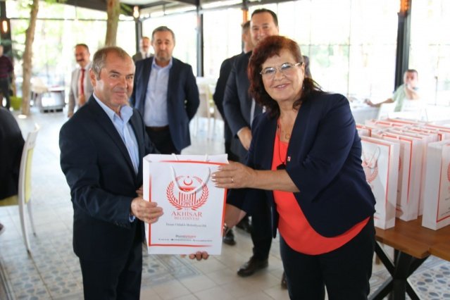Akhisar Belediyesi Kayalıoğlu Sosyal Tesislerinde muhtarları ağırlayan Başkan Besim Dutlulu düzenlediği kahvaltı programında muhtarların örnek bir mücadele verdiğini belediye ile halk arasında önemli bir köprü görevi gördüğünü ifade etti.