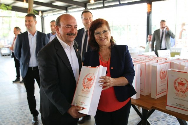Kaymakam Sabit Kaya, Garnizon Komutanı Hava İstihkam Albay Mehmet Şahin, Cumhuriyet Başsavcısı Tunay Pulça, Belediye Başkan Yardımcıları, daire müdürleri, Muhtarlar Derneği Başkanı İhsan Gümüş, Akhisar Belediyesi Muhtarlıklar Müdürü Halise Çuval ve muhtarların katıldığı program sonunda Belediye Başkanı Besim Dutlulu günün anısına muhtarlara hediye takdim etti.