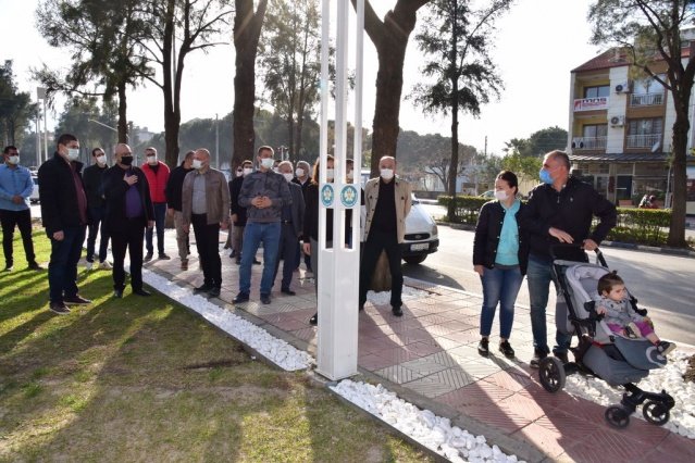 Çocukların İlgisi Görülmeye Değerdi
İncelemeler sırasında mahalle sakinleri tarafından ilgiyle karşılanan Başkan Ergün’e, çocukların da ilgisi görülmeye değerdi. Evlerinin bahçelerinden, kendisine seslenen çocuklarla sohbet eden, Başkan Ergün, bol bol hatıra fotoğrafı çektirdi.