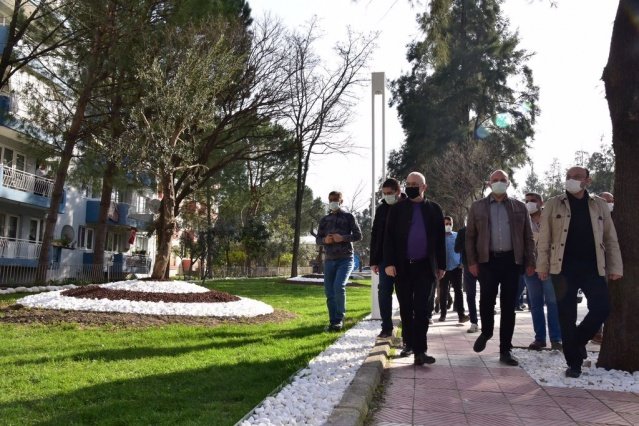 Mahalle Sakinleriyle Sohbet Etti
Başkan Ergün, incelemeler sırasında mahalle sakinleriyle de sohbet etti. Evlerinin balkonundan Başkan Ergün’e seslenen vatandaşlar, bulvar üzerinde yürütülen çalışmalar nedeniyle memnuniyetini dile getirdi.