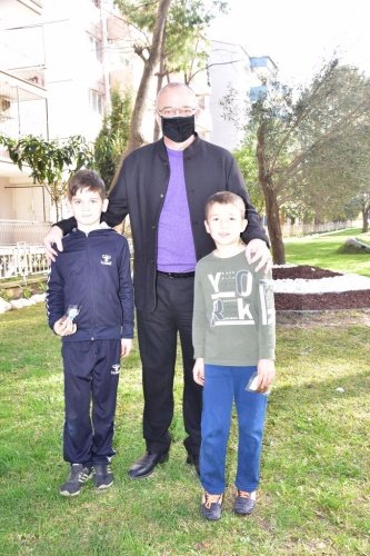 Manisa Büyükşehir Belediye Başkanı Cengiz Ergün, Yunusemre ilçesi Nusret Köklü Bulvarı’nda yürütülen prestij cadde çalışmalarını inceledi. Peyzaj uygulamaları, modern aydınlatmaları, kaldırım ve bordür düzenlemeleriyle yepyeni bir görünüm kazanmaya başlayan bulvarda, mahalle sakinleri Başkan Ergün’e çalışmalar nedeniyle teşekkür etti.
