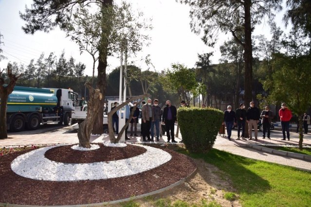 Manisa Büyükşehir Belediyesi, Yunusemre ilçesi Nusret Köklü Bulvarı’nda yürüttüğü prestij cadde düzenlemesiyle, mevcut bulvara yepyeni bir görünüm kazandırıyor. Peyzaj uygulamaları, aydınlatmaları, kaldırım ve bordür düzenlemeleriyle modern bir görünüm kazanan bulvarda, Manisa Büyükşehir Belediye Başkanı Cengiz Ergün, Cumartesi günü incelemelerde bulundu. Başkan Ergün’e, Laleli Mahalle Muhtarı Yadigar Şahin, Büyükşehir Belediyesi Genel Sekreter Yardımcıları Ali Öztozlu ve Uğur Başkal, Fen İşleri Dairesi Başkanı Uğur Topkaya, Kent Estetiği Dairesi Başkanı Hakan Göktaş, Basın Yayın ve Halkla İlişkiler Dairesi Başkanı Göksel Topçu, Zabıta Dairesi Başkanı Mustafa Duman eşlik etti.