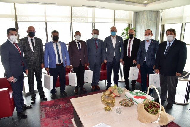 Demirci Muhtarlar Derneği Başkanı ve Söğütcük Mahalle Muhtarı Mustafa Çiftçi, Tekeler Mahalle Muhtarı Abdurrahman Ünlü, Şehreküstü Mahalle Muhtarı Mehmet Dinçer, Kuzeyir Mahalle Muhtarı Arif Çimen ve İcikler Mahalle Muhtarı Hüseyin Dönmez ile birlikte Manisa Büyükşehir Belediye Başkanı Cengiz Ergün'e ziyarette bulundu. Manisa Büyükşehir Belediyesi Genel Sekreter Yardımcısı Ali Öztozlu, Muhtarlık Hizmetleri Daire Başkanı Ergün Aksoy ve Demirci Muhtarlık Hizmetleri Şube Müdürü Gökhan Aslan'ın da hazır bulunduğu ziyarette, mahalle muhtarları Başkan Ergün'e çeşitli hediyeler takdim etti. Dernek olarak göreve yeni başladıklarını dile getiren Muhtarlar Derneği Başkanı Mustafa Çiftçi, "Allah razı olsun. Sizin sayenizde yollarımız yapılıyor. Köy yollarımızda da az bir şey kaldı. Bu sene o da bitti mi tozdan kurtulacağız. Kirazlarımızın bu sene meyvesini aldık. O yollar asfaltlanmamış olsaydı kiraz bu fiyatları bulmazdı. Yol asfaltlandı, şükürler olsun rabbime bu sene güzel bir şey yakaladık sizlerin sayesinde. Yeni hizmet binası için de bir Manisalı olarak ayrıca teşekkür ediyoruz. Manisa'ya önemli bir eser kazandırdınız" dedi.