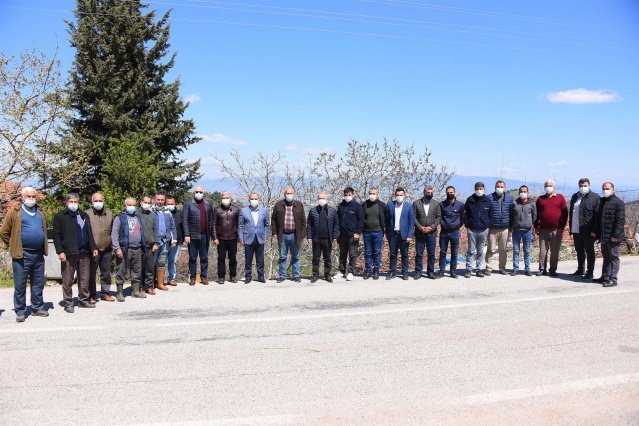 Salihli Belediyesi’nin sorumluluk alanında bulunan 102 mahallesinde çalışmaların hız kesmeden devam ettiğini açıklayan Başkan Kayda, hafta sonu programında, tescilli Salihli kirazının yetiştiği Gökköy, Allahdiyen ve Bahçecik Mahallelerini ziyaret ederek muhtarların ve vatandaşların taleplerini dinledi. Yıllık 200 ton ihracatın gerçekleştiği bölgenin kiraz üretiminde söz sahibi olduğunu ve ülke ekonomisine büyük katma değer sağladığını vurgulayan Başkan Kayda, “Geleneksel hale getirdiğimiz hafta sonu programımızda, Bozdağ eteklerinde alabildiğince yemyeşil ormanların içerisinde doğal güzellikleri, kaynak suları ve dünyaca ünlü kirazıyla tanınan Gökköy, Allahdiyen ve Bahçecik Mahallelerimizi başkan yardımcılarım, meclis üyelerim ve müdürlerim ile birlikte ziyaret ederek hemşehrilerimiz ile buluşuyoruz. Mahalle ziyaretlerimizde hem talepleri dinleyip sorunları yerinde tespit ediyor hem de ihtiyaç sahibi vatandaşlarımıza ulaştırılmak üzere gıda paketlerini muhtarlarımıza teslim ediyoruz” dedi.