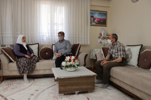 Başkan Tosun, “Aziz şehitlerimiz ve kahraman gazilerimizin kıymetli anneleri hepimizin annesi, onlar bizlere emanet. Şehit annelerimiz başta olmak üzere, bizleri büyük sevgiyle büyüten, yüreğinde bu ülkenin evlatlarına anne şefkati taşıyan tüm kadınların Anneler Günü kutlu olsun” dedi.