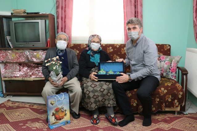 Başkan Tosun, daha sonra Baba ocağını ziyaret ederek Annesi Naime Tosun’un Anneler Günü’nü kutladı.