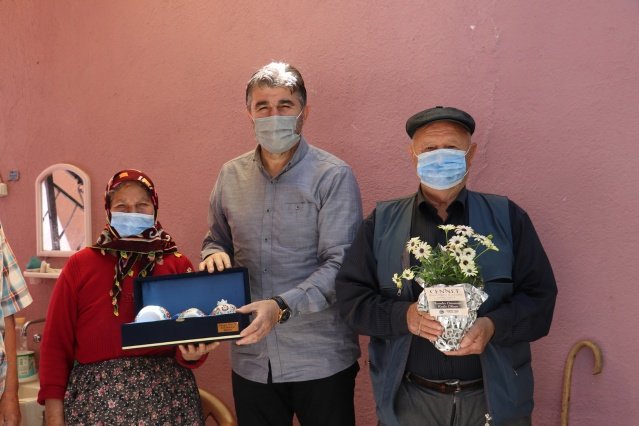 Kula Belediye Başkanı Hüseyin Tosun, Anneler Günü’nde Kula’da yaşayan şehit annelerini ziyaret ederek Anneler Günü’nü kutladı.