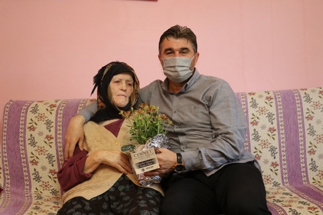 Kula Belediye Başkanı Hüseyin Tosun, Anneler Günü nedeniyle gerçekleştirdiği ziyaretlerde şehit annelerinin Anneler Günü’nü kutladı. Anneleri hayatta olan Kula ilçesinde ikamet eden şehit ailelerini ziyaret eden Başkan Tosun, Şehit Adem Güre, Şehit Hüseyin Çetin Kuşdili, Şehit Mehmet Sancar, Şehit Raşit Uzun, Şehit Yaşar Öz’ün annelerini ziyaret edip Anneler Günü’nü kutladı.