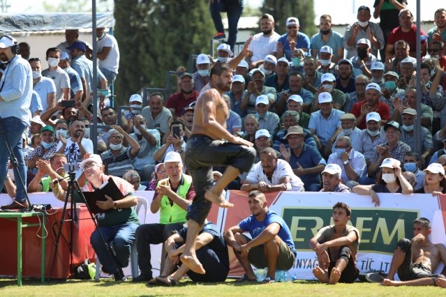 “ATA SPORUMUZ GÜREŞİ AKHİSAR’DA YAŞATMAYA DEVAM EDECEĞİZ” 
Başpehlivanlara madalyalarını ve kupalarını takdim eden Akhisar Belediye Başkanı Besim Dutlulu, ata sporumuz olan güreş geleneğini Akhisar’da uzun süre yaşatacaklarını ifade ederek “Kıran kırana mücadele eden tüm pehlivanlarımızı kutluyorum. Çok güzel müsabakalar izledik. Akhisar’ımız nice başarılı başpehlivanlar çıkarmış bir yer. İnanıyorum ki genç güreşçilerimiz arasından daha nice başpehlivanlar yetişecek. Böyle büyük bir organizasyonu hayata geçirmemizde bizlerle birlikte mücadele eden, ter döken herkese çok teşekkür ediyorum. Ata sporumuz güreşi Akhisar’ımızda yaşatmaya devam edeceğiz.” dedi.