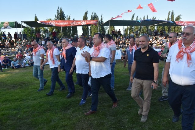 562. Akhisar Çağlak Yağlı Güreşleri müsabakalarına CHP Manisa Milletvekilleri Ahmet Vehbi Bakırlıoğlu ve Bekir Başevirgen, MHP Genel Başkan Yardımcısı ve Manisa Milletvekili Erkan Akçay, Turgutlu Belediye Başkanı Çetin Akın, Saruhanlı Belediye Başkanı Zeki Bilgin, Alaşehir eski belediye başkanı ve iş insanı Ali Uçak, Akhisar eski belediye başkanı Ahmet Dutlulu, CHP Manisa İl Başkanı Semih Balaban, CHP Akhisar İlçe Başkanı Umut Çavuş, MHP Akhisar İlçe Başkanı Ahmet Namal, İYİ Parti Gölmarmara İlçe Başkanı Fevzi Düzöğüt, Belediye Başkan Yardımcıları Ekrem Kayserili ve Tuncay Engin, Belediye meclis üyeleri, 656. Tarihi Kırkpınar Yağlı Güreşleri başpehlivanı İsmail Balaban ve bir çok davetli katıldı.