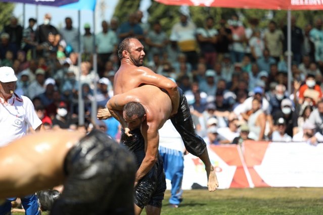 BAŞ PEHLİVAN ALİ GÜRBÜZ OLDU 
Akhisar Belediye Başkanı Besim Dutlulu’nun talimatları ile Akhisar’da gerçekleşen gelmiş geçmiş en kapsamlı güreş organizasyonu olarak kabul edilen 562’nci Akhisar Çağlak Yağlı Güreşleri, binlerce izleyicinin katılımıyla gerçekleşti. Pehlivanların er meydanında ter döktüğü müsabakalar aynı zamanda sosyal medya hesaplarından da canlı yayınlandı. Güreş severlerin büyük ilgi gösterdiği 54 başpehlivan arasından 651.,658. ve 660. Kırkpınar Yağlı Güreşleri'nde birinci gelerek dört kez başpehlivan unvanı alan Ali Gürbüz, Çağlak güreşlerinin finalinde rakibi Ertuğrul Dağdeviren’i devirerek başpehlivan oldu. Başpehlivanlıkta üçüncüler ise Akhisarlı güreşçiler Feyzullah Aktürk ile Süleyman Başar oldu. Bu yıl gerçekleşen güreş müsabakalarını ağası ise geçen yıl olduğu gibi İş İnsanı Hacı Serdar Sunma oldu.
