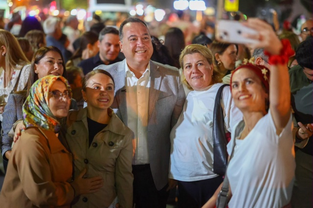 Kortej yürüyüşüyle başlayan şenlik, Cumhuriyet Meydanı’ndaki Candan Erçetin konseriyle müzik ve eğlencenin hâkim olduğu bir geceye dönüştü. Manisa’da farklı kültürel kimlikleri aynı etkinlikte buluşturmayı amaçlayan şenlik, vatandaşların yoğun katılımıyla gerçekleştirildi.
