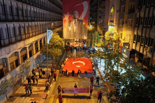 Candan Erçetin’e Demirci Halısı

Gecenin dikkat çeken anlarından biri de Candan Erçetin’e takdim edilen hediye oldu.

Başkan Dutlulu, konser programı sırasında Candan Erçetin’e Demircili kadınların el emeğiyle hazırladığı Demirci Halısı ile çiçek takdim etti.