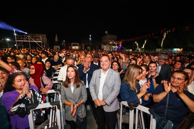Manisa’da Balkan kültürlerinin buluşma noktası haline gelen “Balkanlardan Anadolu’ya Kültür Şenliği”, renkli kortej yürüyüşünün ardından Candan Erçetin konseriyle devam etti. Binlerce kişinin katıldığı etkinlikte, Balkanlardan Anadolu’ya uzanan kültürel miras müzik ve geleneklerle yaşatıldı.