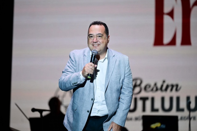Dutlulu: “Manisa’nın Her Yerinden Vatandaşlarımız Burada”

Konser sırasında sahneye çıkan Başkan Besim Dutlulu, etkinliğin ilk kez gerçekleştirildiğine dikkat çekti.

Dutlulu, Balkan kökenli vatandaşların yanı sıra Manisa’nın farklı kesimlerinden vatandaşların da şenliğe katıldığını belirterek, “Bu kültür şenliğini ilk defa düzenliyoruz. Çok güzel bir şenlik oluyor. Balkan kökenli, Balkan derneklerinden gelen vatandaşlarımız var ama Manisa’nın her yerinden gelen vatandaşlarımız da burada. Çok da eğlenceli geçiyor” dedi.