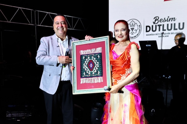 Cumhuriyet Meydanı’nı dolduran Manisalılar, Erçetin’in seslendirdiği şarkılara hep bir ağızdan eşlik etti. Sanatçının sevilen eserleriyle meydandaki kalabalık gece boyunca müziğin ritmine ortak oldu.

Manisa Büyükşehir Belediye Başkanı Besim Dutlulu da konseri vatandaşların arasında takip etti.
