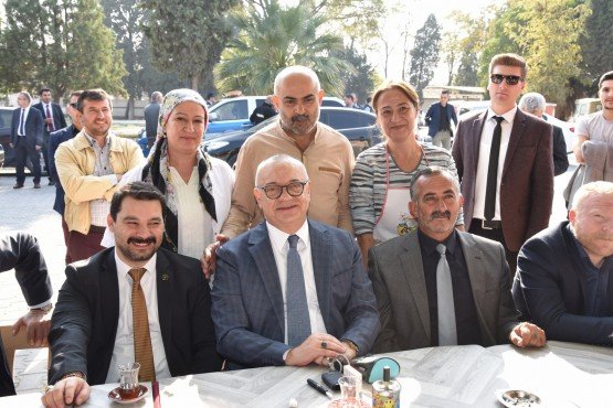 Manisa Büyükşehir Belediye Başkanı Cengiz Ergün, 154 Mahalle Projesi kapsamında alt ve üstyapı çalışmaları yürütülen Şehzadeler’in Selimşahlar ve Yeniköy mahallelerini ziyaret ederek vatandaşlar ile bir araya geldi.

Manisa Büyükşehir Belediye Başkanı Cengiz Ergün, yapılan hizmet ve yatırımlar ile ilgili Şehzadeler ilçesine bağlı Selimşahlar ve Yeniköy mahallelerini ziyaret etti. Başkan Ergün’e mahalle ziyaretlerinde MHP İl Başkanı Erkan Öztürk, MASKİ Genel Müdürü Yaşar Coşkun, Büyükşehir Belediyesi Teftiş Kurulu Başkanı Ahmet Türkgüler Büyükşehir Belediyesi Genel Sekreter Yardımcısı Yılmaz Gençoğlu, MASKİ Genel Müdür Yardımcısı Burak Aslay, Büyükşehir Belediye Meclisi MHP Grup Başkan Vekili Mehmet Güzgülü, Ülkü Ocakları İl Başkanı Mehmet Balaban, MHP Şehzadeler İlçe Başkanı Şener Özten, Manisa Esnaf ve Sanatkarlar Odası Başkanı Hasan Geriter, Büyükşehir Belediyesi Daire Başkanları, Manisa Şoförler Odası Başkanı Salih Karaağaç, Saruhanlı Şoförler Odası Başkanı Arif Bilek, Saruhanlı Motorlu Taşıyıcılar Kooperatifi Başkanı Ramazan Uzundal ve meclis üyeleri eşlik etti. Başkan Ergün’ün mahalle ziyaretleri programı kapsamında ilk durağı Selimşahlar Mahallesi oldu. Hizmet ve yatırımlarla ilgili Mahalle Muhtarı Nurullah Koyunoğlu ve vatandaşlar ile görüşen Başkan Ergün, daha sonra Yeniköy Mahallesi’ne geçerek Muhtar Levent Bolut ve mahalle sakinlerinin konuğu oldu.

Selimşahlar, Beydere ve Paşaköy arasında sıcak asfalt çalışması

Manisa Büyükşehir Belediyesi tarafından Selimşahlar, Beydere ve Paşaköy arasında 5 buçuk kilometre sıcak asfalt çalışması da gerçekleştirildi. Yapılan çalışma nedeniyle mahalle sakinleri Başkan Ergün’e teşekkür etti.

14 kilometre kanalizasyon hattı, 116 bin metrekare kilit parke

MASKİ Genel Müdürlüğü, Selimşahlar Mahallesi’ne 14 kilometre kanalizasyon hattı döşedi. Altyapı çalışmasının ardından mahallede 116 bin metrekare kilit parke taş döşeme işi gerçekleştirildi. Selimşahlar ve Yeniköy arasında döşenmeye başlanan kanalizasyon terfi hattı döşeme çalışması ise devam ediyor. Mahallede ayrıca, 700 metre dere temizlik çalışması yapıldı.

Selimşahlar’a içme suyu arıtma tesisi kazandırıldı

MASKİ Genel Müdürlüğü, hanelere ulaşan suyun kalitesinin artırılması için mahalleye bir de içme suyu arıtma tesisi kazandırdı. 380 bin TL yatırımla inşa edilen ve tüm ekipmanlarının montajı yapılan tesis, kısa bir süre içerisinde faaliyete alınacak.

Yeniköy’e 8 kilometre kanalizasyon hattı döşendi

MASKİ Genel Müdürlüğü 154 Mahalle Projesi kapsamında, Yeniköy Mahallesi’nde 8 kilometrelik kanalizasyon hattı döşeme işine imza attı. Başkan Ergün, içme suyu hattının da yenilenmesi için ihaleye çıkacaklarının müjdesini mahalleli ile paylaştı. Altyapı çalışmalarının noktalanması ile birlikte mahallede üstyapı işi de yapılacak.

5 kilometrelik dere temizlik çalışması yapıldı

MASKİ Genel Müdürlüğü, Yeniköy’de ayrıca, 5 kilometre dere temizlik çalışması da yaptı. Yapılan çalışma sonrasında dere yatağından 18 bin ton rüsubat çıkarılarak vatandaşların can ve mal güvenliği koruma altına alındı.

Mahallelerin 40 – 50 yılı garanti altında

Manisa Büyükşehir Belediye Başkanı Cengiz Ergün, mahallelerde yaptıkları yatırımlar sayesinde vatandaşları uzun yıllardır bekledikleri hizmetlerle tanıştırdıklarını ifade ederek, “Selimşahlar mahallemizde alt ve üstyapı çalışmalarını noktaladık. Mahallemizde çok ciddi bir dönüşüme imza atıldı. İçme suyu arıtma tesisi de inşa ederek Selimşahlar’ın tüm ihtiyaçlarını karşıladık. Yeniköy mahallemizi de tamamlanan kanalizasyon altyapısının ardından ziyaret ettik. Yeni yapacağımız çalışmaların müjdesini mahalle sakinlerimiz ile paylaştık. Ziyaretlerimiz kapsamında hemşerilerimizin yüzünde gördüğüm mutluluk ve memnuniyet bizim için en önemli unsurdur. Geleceğe yönelik attığımız adımlar neticesinde mahallelerimizin en az 40-50 yılını garanti altına alıyoruz. Yapılan yatırımların hemşerilerimize hayırlı, uğurlu olmasını diliyorum. Manisa’ya sevdamız hiçbir zaman bitmeyecek” dedi.