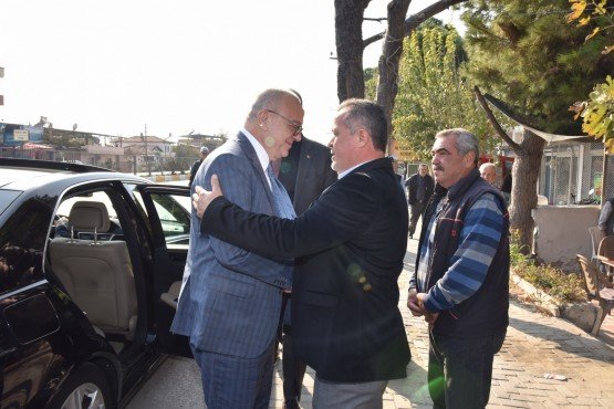 Manisa Büyükşehir Belediye Başkanı Cengiz Ergün, 154 Mahalle Projesi kapsamında alt ve üstyapı çalışmaları yürütülen Şehzadeler’in Selimşahlar ve Yeniköy mahallelerini ziyaret ederek vatandaşlar ile bir araya geldi.

Manisa Büyükşehir Belediye Başkanı Cengiz Ergün, yapılan hizmet ve yatırımlar ile ilgili Şehzadeler ilçesine bağlı Selimşahlar ve Yeniköy mahallelerini ziyaret etti. Başkan Ergün’e mahalle ziyaretlerinde MHP İl Başkanı Erkan Öztürk, MASKİ Genel Müdürü Yaşar Coşkun, Büyükşehir Belediyesi Teftiş Kurulu Başkanı Ahmet Türkgüler Büyükşehir Belediyesi Genel Sekreter Yardımcısı Yılmaz Gençoğlu, MASKİ Genel Müdür Yardımcısı Burak Aslay, Büyükşehir Belediye Meclisi MHP Grup Başkan Vekili Mehmet Güzgülü, Ülkü Ocakları İl Başkanı Mehmet Balaban, MHP Şehzadeler İlçe Başkanı Şener Özten, Manisa Esnaf ve Sanatkarlar Odası Başkanı Hasan Geriter, Büyükşehir Belediyesi Daire Başkanları, Manisa Şoförler Odası Başkanı Salih Karaağaç, Saruhanlı Şoförler Odası Başkanı Arif Bilek, Saruhanlı Motorlu Taşıyıcılar Kooperatifi Başkanı Ramazan Uzundal ve meclis üyeleri eşlik etti. Başkan Ergün’ün mahalle ziyaretleri programı kapsamında ilk durağı Selimşahlar Mahallesi oldu. Hizmet ve yatırımlarla ilgili Mahalle Muhtarı Nurullah Koyunoğlu ve vatandaşlar ile görüşen Başkan Ergün, daha sonra Yeniköy Mahallesi’ne geçerek Muhtar Levent Bolut ve mahalle sakinlerinin konuğu oldu.

Selimşahlar, Beydere ve Paşaköy arasında sıcak asfalt çalışması

Manisa Büyükşehir Belediyesi tarafından Selimşahlar, Beydere ve Paşaköy arasında 5 buçuk kilometre sıcak asfalt çalışması da gerçekleştirildi. Yapılan çalışma nedeniyle mahalle sakinleri Başkan Ergün’e teşekkür etti.

14 kilometre kanalizasyon hattı, 116 bin metrekare kilit parke

MASKİ Genel Müdürlüğü, Selimşahlar Mahallesi’ne 14 kilometre kanalizasyon hattı döşedi. Altyapı çalışmasının ardından mahallede 116 bin metrekare kilit parke taş döşeme işi gerçekleştirildi. Selimşahlar ve Yeniköy arasında döşenmeye başlanan kanalizasyon terfi hattı döşeme çalışması ise devam ediyor. Mahallede ayrıca, 700 metre dere temizlik çalışması yapıldı.

Selimşahlar’a içme suyu arıtma tesisi kazandırıldı

MASKİ Genel Müdürlüğü, hanelere ulaşan suyun kalitesinin artırılması için mahalleye bir de içme suyu arıtma tesisi kazandırdı. 380 bin TL yatırımla inşa edilen ve tüm ekipmanlarının montajı yapılan tesis, kısa bir süre içerisinde faaliyete alınacak.

Yeniköy’e 8 kilometre kanalizasyon hattı döşendi

MASKİ Genel Müdürlüğü 154 Mahalle Projesi kapsamında, Yeniköy Mahallesi’nde 8 kilometrelik kanalizasyon hattı döşeme işine imza attı. Başkan Ergün, içme suyu hattının da yenilenmesi için ihaleye çıkacaklarının müjdesini mahalleli ile paylaştı. Altyapı çalışmalarının noktalanması ile birlikte mahallede üstyapı işi de yapılacak.

5 kilometrelik dere temizlik çalışması yapıldı

MASKİ Genel Müdürlüğü, Yeniköy’de ayrıca, 5 kilometre dere temizlik çalışması da yaptı. Yapılan çalışma sonrasında dere yatağından 18 bin ton rüsubat çıkarılarak vatandaşların can ve mal güvenliği koruma altına alındı.

Mahallelerin 40 – 50 yılı garanti altında

Manisa Büyükşehir Belediye Başkanı Cengiz Ergün, mahallelerde yaptıkları yatırımlar sayesinde vatandaşları uzun yıllardır bekledikleri hizmetlerle tanıştırdıklarını ifade ederek, “Selimşahlar mahallemizde alt ve üstyapı çalışmalarını noktaladık. Mahallemizde çok ciddi bir dönüşüme imza atıldı. İçme suyu arıtma tesisi de inşa ederek Selimşahlar’ın tüm ihtiyaçlarını karşıladık. Yeniköy mahallemizi de tamamlanan kanalizasyon altyapısının ardından ziyaret ettik. Yeni yapacağımız çalışmaların müjdesini mahalle sakinlerimiz ile paylaştık. Ziyaretlerimiz kapsamında hemşerilerimizin yüzünde gördüğüm mutluluk ve memnuniyet bizim için en önemli unsurdur. Geleceğe yönelik attığımız adımlar neticesinde mahallelerimizin en az 40-50 yılını garanti altına alıyoruz. Yapılan yatırımların hemşerilerimize hayırlı, uğurlu olmasını diliyorum. Manisa’ya sevdamız hiçbir zaman bitmeyecek” dedi.