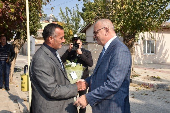 Manisa Büyükşehir Belediye Başkanı Cengiz Ergün, 154 Mahalle Projesi kapsamında alt ve üstyapı çalışmaları yürütülen Şehzadeler’in Selimşahlar ve Yeniköy mahallelerini ziyaret ederek vatandaşlar ile bir araya geldi.

Manisa Büyükşehir Belediye Başkanı Cengiz Ergün, yapılan hizmet ve yatırımlar ile ilgili Şehzadeler ilçesine bağlı Selimşahlar ve Yeniköy mahallelerini ziyaret etti. Başkan Ergün’e mahalle ziyaretlerinde MHP İl Başkanı Erkan Öztürk, MASKİ Genel Müdürü Yaşar Coşkun, Büyükşehir Belediyesi Teftiş Kurulu Başkanı Ahmet Türkgüler Büyükşehir Belediyesi Genel Sekreter Yardımcısı Yılmaz Gençoğlu, MASKİ Genel Müdür Yardımcısı Burak Aslay, Büyükşehir Belediye Meclisi MHP Grup Başkan Vekili Mehmet Güzgülü, Ülkü Ocakları İl Başkanı Mehmet Balaban, MHP Şehzadeler İlçe Başkanı Şener Özten, Manisa Esnaf ve Sanatkarlar Odası Başkanı Hasan Geriter, Büyükşehir Belediyesi Daire Başkanları, Manisa Şoförler Odası Başkanı Salih Karaağaç, Saruhanlı Şoförler Odası Başkanı Arif Bilek, Saruhanlı Motorlu Taşıyıcılar Kooperatifi Başkanı Ramazan Uzundal ve meclis üyeleri eşlik etti. Başkan Ergün’ün mahalle ziyaretleri programı kapsamında ilk durağı Selimşahlar Mahallesi oldu. Hizmet ve yatırımlarla ilgili Mahalle Muhtarı Nurullah Koyunoğlu ve vatandaşlar ile görüşen Başkan Ergün, daha sonra Yeniköy Mahallesi’ne geçerek Muhtar Levent Bolut ve mahalle sakinlerinin konuğu oldu.

Selimşahlar, Beydere ve Paşaköy arasında sıcak asfalt çalışması

Manisa Büyükşehir Belediyesi tarafından Selimşahlar, Beydere ve Paşaköy arasında 5 buçuk kilometre sıcak asfalt çalışması da gerçekleştirildi. Yapılan çalışma nedeniyle mahalle sakinleri Başkan Ergün’e teşekkür etti.

14 kilometre kanalizasyon hattı, 116 bin metrekare kilit parke

MASKİ Genel Müdürlüğü, Selimşahlar Mahallesi’ne 14 kilometre kanalizasyon hattı döşedi. Altyapı çalışmasının ardından mahallede 116 bin metrekare kilit parke taş döşeme işi gerçekleştirildi. Selimşahlar ve Yeniköy arasında döşenmeye başlanan kanalizasyon terfi hattı döşeme çalışması ise devam ediyor. Mahallede ayrıca, 700 metre dere temizlik çalışması yapıldı.

Selimşahlar’a içme suyu arıtma tesisi kazandırıldı

MASKİ Genel Müdürlüğü, hanelere ulaşan suyun kalitesinin artırılması için mahalleye bir de içme suyu arıtma tesisi kazandırdı. 380 bin TL yatırımla inşa edilen ve tüm ekipmanlarının montajı yapılan tesis, kısa bir süre içerisinde faaliyete alınacak.

Yeniköy’e 8 kilometre kanalizasyon hattı döşendi

MASKİ Genel Müdürlüğü 154 Mahalle Projesi kapsamında, Yeniköy Mahallesi’nde 8 kilometrelik kanalizasyon hattı döşeme işine imza attı. Başkan Ergün, içme suyu hattının da yenilenmesi için ihaleye çıkacaklarının müjdesini mahalleli ile paylaştı. Altyapı çalışmalarının noktalanması ile birlikte mahallede üstyapı işi de yapılacak.

5 kilometrelik dere temizlik çalışması yapıldı

MASKİ Genel Müdürlüğü, Yeniköy’de ayrıca, 5 kilometre dere temizlik çalışması da yaptı. Yapılan çalışma sonrasında dere yatağından 18 bin ton rüsubat çıkarılarak vatandaşların can ve mal güvenliği koruma altına alındı.

Mahallelerin 40 – 50 yılı garanti altında

Manisa Büyükşehir Belediye Başkanı Cengiz Ergün, mahallelerde yaptıkları yatırımlar sayesinde vatandaşları uzun yıllardır bekledikleri hizmetlerle tanıştırdıklarını ifade ederek, “Selimşahlar mahallemizde alt ve üstyapı çalışmalarını noktaladık. Mahallemizde çok ciddi bir dönüşüme imza atıldı. İçme suyu arıtma tesisi de inşa ederek Selimşahlar’ın tüm ihtiyaçlarını karşıladık. Yeniköy mahallemizi de tamamlanan kanalizasyon altyapısının ardından ziyaret ettik. Yeni yapacağımız çalışmaların müjdesini mahalle sakinlerimiz ile paylaştık. Ziyaretlerimiz kapsamında hemşerilerimizin yüzünde gördüğüm mutluluk ve memnuniyet bizim için en önemli unsurdur. Geleceğe yönelik attığımız adımlar neticesinde mahallelerimizin en az 40-50 yılını garanti altına alıyoruz. Yapılan yatırımların hemşerilerimize hayırlı, uğurlu olmasını diliyorum. Manisa’ya sevdamız hiçbir zaman bitmeyecek” dedi.