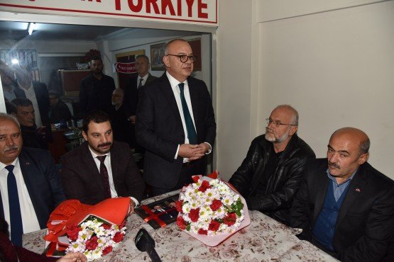 Manisa Büyükşehir Belediye Başkanı Cengiz Ergün, göreve yeni atanan MHP Akhisar İlçe Başkanı Ahmet Namal’a hayırlı olsun ziyaretinde bulundu. Yeni yönetime başarılar dileyen Başkan Ergün, yerel seçimler öncesi partililerle istişarede bulundu.
MHP Akhisar İlçe Başkanlığı görevine atanan Ahmet Namal’a Manisa Büyükşehir Belediye Başkanı Cengiz Ergün hayırlı olsun ziyaretinde bulundu. Başkan Ergün’e MHP İl Başkanı Erkan Öztürk, MHP Kadın Kolları İl Başkanı Hediye Özsoy da eşlik etti.  MHP İl Başkanı Erkan Öztürk, göreve atanan Ahmet Namal’a atama belgesini takdim ederek, başarılar diledi. MHP Akhisar İlçe Başkanı Ahmet Namal da yaklaşan yerel seçimlerde en iyi şekilde çalışacaklarını belirterek birlik ve beraberlik mesajları verdi. 
‘Hayırlı Olsun’	
MHP Akhisar İlçe Başkanı Ahmet Namal’a hayırlı olsun dileklerini ileten Başkan Ergün,” Geride bıraktığımız görev sürecimizde Manisa’mızda güzel hizmetler yapmaya çalıştık.  Vatandaşlarımızın takdiriyle inşallah yeniden aynı şevkle, aynı inançla bir beş yılda hizmet edeceğiz” dedi.