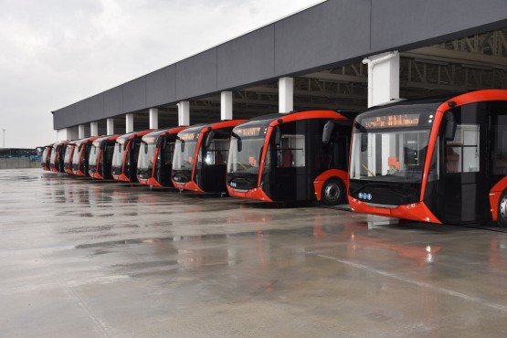 Manisa Büyükşehir Belediye Başkanı Cengiz Ergün, elektrikli otobüslerin şarj istasyonunda yaptığı ziyaret sonrasında Manisa’ya ulaşan 10 adet elektrikli otobüsü inceledi. Otobüslerden bir tanesinin direksiyonuna geçen Başkan Ergün, elektrikli otobüsleri yeni yılın ilk aylarında hizmete almayı hedeflediklerini kaydetti. 

Manisa Büyükşehir Belediyesi, ulaşımda dönüşüm projesi kapsamında toplu ulaşımda yapmış olduğu yeni proje ile Manisa trafiğinin çözümü konusuna katkı sağlamış aynı zamanda vatandaşların da toplu ulaşımda daha rahat ve konforlu bir ulaşım yapmaları için toplu ulaşım araçlarını yenilemişti. Manisa Büyükşehir Belediyesi kent içi trafik sorununun çözümüne katkı sağlaması için yeni yıl ile birlikte elektrikli otobüsleri hizmete almaya hazırlanıyor. Manisa Büyükşehir Belediye Başkanı Cengiz Ergün, Manisa’ya gelen 10 adet 18 metrelik elektrikli otobüsü, park halinde bulunduğu şarj istasyonunda inceledi. İnceleme sırasında Manisa Büyükşehir Belediyesi Genel Sekreter Yardımcısı Yılmaz Gençoğlu, Şoförler ve Otomobilciler Odası Başkanı Salih Karaağaç, daire başkanları hazır bulundu. 
Otobüsün Deneme Sürüşünü Gerçekleştirdi
Başkan Ergün, ilk olarak elektrikli otobüslerin bakım ve servislerinin yapılacağı şarj istasyonlarının ve idari bölümlerin bulunduğu binada incelemede bulundu. Yüklenici firma yetkilisinden bilgiler alan Başkan Ergün, sonrasında elektrikli otobüsleri inceledi. Otobüslerin dış görüntüsünü inceleyen Başkan Ergün otobüslerin içlerinde de yaptığı inceleme sonrasında elektrikli otobüsün direksiyonuna geçerek deneme sürüşü yaptı. Otobüsün direksiyonuna geçen Başkan Ergün, araçlardan gayet memnun kaldığını belirterek, vatandaşların otobüslerde cep telefonlarını şarj edebileceklerini belirterek, Ulaşım Dairesi’nin kablosuz internet (wifi) kullanabilmeleri için çalışma yürüttüklerini söyledi. 
“Ocak sonu Şubat başı hizmette olması hedefleniyor”
Başkan Ergün, inceleme ve deneme sürüşü sonrasında yaptığı açıklamada, ilk olarak 10 adet 18 metrelik otobüsün Manisa’ya geldiğini belirterek, “İki gün öncesi bununla ilgili Yol Yapım ve Onarım Daire Başkanlığı, Ulaşım Daire Başkanlığı ve MANULAŞ bünyesinde toplantımızı yapmıştık. Önümüzdeki bir iki hafta daha bu toplantılar devam edecek. Mevcut hem servis güzergahlarının hem yolların ana arterde çalışacak olan bu elektrikli otobüslerimizin tercihli yolları çalışmasıyla ilgili hazırlıklar son noktaya geldi. Tahmin ediyorum Ocak sonu Şubat başı gibi bu araçlarımızı Manisa’da inşallah hizmete sokmayı hedefliyoruz. Şimdiden hayırlı olsun diyorum” dedi. 
“Toplu ulaşım araçlarını özendirmemiz lazım” 
Manisa’nın araç sayısı ve trafik yoğunluğu açısından önde gelen iller arasında yer aldığının altını çizen Başkan Ergün, “Burada amaç bu tür araçların hizmet vermesi için sahaya sürdüğümüzde, vatandaşlarımızın artık özel araçların kullanmak değil, ulaşım için toplu taşıma araçlarını kullanmalarını özendirmemiz lazım. Şehir içindeki trafiğin daha aza inebilmesi için toplu ulaşımın Manisa’da kullanım oranı yüzde 8. Vatandaşlarımızın gideceği yere özel arabalarıyla gidiyor, sonrasında park sorunu yaşıyor. Bugün binlerce sanayi esnafımız özel araçlarıyla işlerine gidiyorlar arabasıyla geliyorlar. Sabah ve akşam pik saatler dediğimiz, otobüslerin organize sanayi bölgesine işçi kardeşlerimizi işlerine götürmek için çalıştığı o saatlerde şehrin ana arterlerinde bilhassa Doğu Caddesi ve Karaköy hattı dediğimiz Dış Mahalle hattında bu araçlar muazzam bir kilitlenmeye sebep oluyor. Trafik açısından getirdiğimiz yeni önlemler, tercihli tek yönlü uygulamalar ile bu otobüslerin devreye girmesiyle inşallah o ana arterlerimizde trafik en aza inecek diye hesabını yapıyoruz. Bunları yaşayarak, uygulayarak, yerindeki eksiklikleri, hataları görerek daha iyi noktaya gelecek diye düşünüyoruz. Sadece Manisa’nın değil 81 ilin, 30 büyükşehirde en büyük dert yeni otopark alanlarının yaratılabilmesi, mevcut araçların park yerlerinin çoğaltılabilmesi. Bunlarla ilgili olarak geçmişten bugüne kadar belli imkanlar dahilinde park yeri sorunun çözülmesi için iyileştirme ve ilavelerimizi yapmıştık. Emniyetten alınan verilere göre Türkiye’de en fazla araç satın alınan, trafiğe çıkan, tescili yapılan iller arasında Manisa yer alıyor. Kişi başına düşen araç sayısı, şehir içinde kullanılan araç sayısı açısından bakıldığı zaman bunu önleyemiyorsunuz. Hayat devam ediyor. O açıdan kısmen de olsa o iyileştirmeler önümüzdeki süreç içinde de gelecektir ama çözülür mü tam anlamıyla çözülemez” diye konuştu. 
“Yeni güzergah ve otobüsler ile ulaşım süresi yarıya inecek” 
Toplu ulaşım araçlarını kullanan vatandaşların gidecekleri yere gitmeleri için ortalama 45 dakikalık bir zaman geçirdiğine dikkati çeken Başkan Ergün, “En önemli faktörlerden bir tanesi bir hata bindiğiniz zaman gideceğiniz yere 45-50 dakikada gidiyorsunuz. Biz yeni yaptığımız bu uygulamalarla bu süreyi yarı yarıya indiriyoruz. Sonuçta trafiğin akışı, 155 nolu otobüslerin ve elektrikli otobüslerin o tercihli yolu kullanmaları, hatlardaki yeni düzenlemeler bu gidiş geliş sürelerini yarı yarıya düşürüyoruz. İnsanlarımız tabi ki bu araçları bugüne kadar neden bu kadar az kullanıyor, uzun süre gideceği yere uzan dolanarak gideceği yere gitmekten vazgeçerek araç kullanımını bir yerde tercih ediyor. Bu süreleri biz aşağıya çektiğimiz zaman insanlarımız toplu ulaşım araçlarını daha fazla kullanacaktır diye düşünüyoruz” dedi.