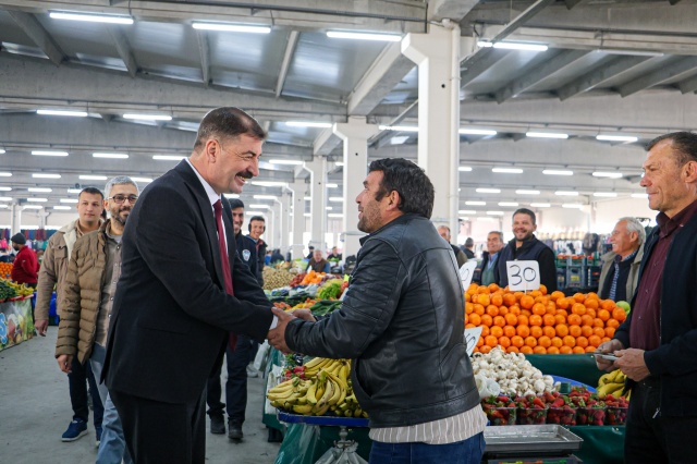 Pazarcı esnafının uzun bir süredir rahat bir ortamda çalışabilmesi için çaba gösterdiklerini belirten Başkan Dönmez, "Kula’mız için atacağımız her adımda, vatandaşlarımızın ve esnafımızın görüşlerini alıyoruz. Esnafımız, sabahın erken saatlerinden akşamın geç saatlerine kadar büyük bir emek harcıyor. Bizler de onlara daha iyi bir çalışma ortamı sunabilmek için her türlü düzenlemeyi yapmaya gayret ediyoruz. Yeni pazaryerimizin hem esnafımız hem de vatandaşlarımız için çok daha verimli olmasını sağlamak adına çalışmalarımız olacak. Esnafımızın mutluluğu, bizim mutluluğumuzdur" dedi.