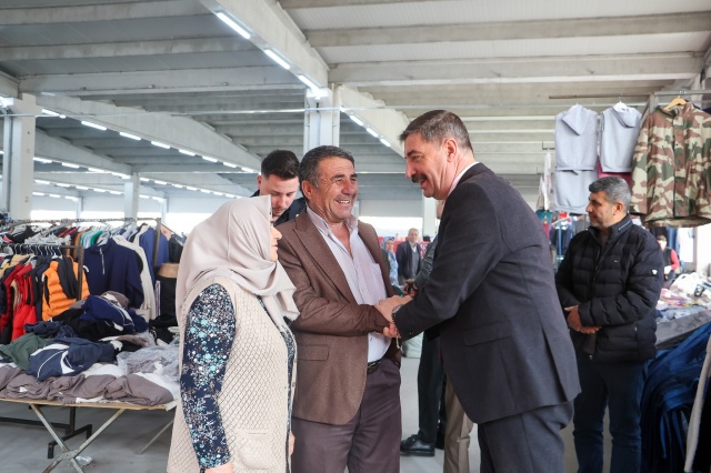 Pazar esnafı da, Başkan Dönmez’e teşekkür ederek, kendilerine gösterilen ilgiden duydukları memnuniyeti dile getirdi. Başkan Dönmez, esnafla sık sık bir araya gelerek onların sorunlarını dinlemeye ve çözüm üretmeye devam edeceğini belirtti.