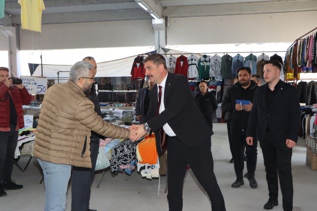 Kula halkına verdiği sözleri yerine getirmek için çalışmalarına hız veren Kula Belediye Başkanı Hikmet Dönmez, Kula Belediyesi Kapalı Pazaryeri’ni ziyaret ederek esnafın sıkıntı ve taleplerini dinledi.